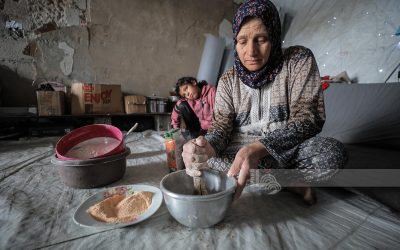 مع تفشي المجاعة .. دقيق البقوليات خط الدفاع الأخير في معركة البقاء بغزة