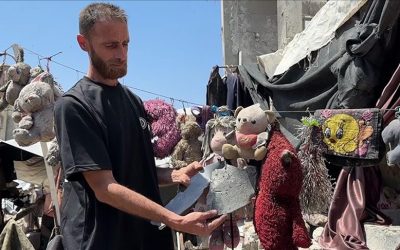 فراس وشاح.. فلسطيني مكلوم يستأنس بألعاب أطفال سحقتهم الإبادة