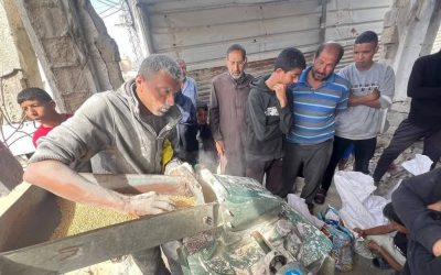 مع تفشي المجاعة .. دقيق البقوليات خط الدفاع الأخير في معركة البقاء بغزة