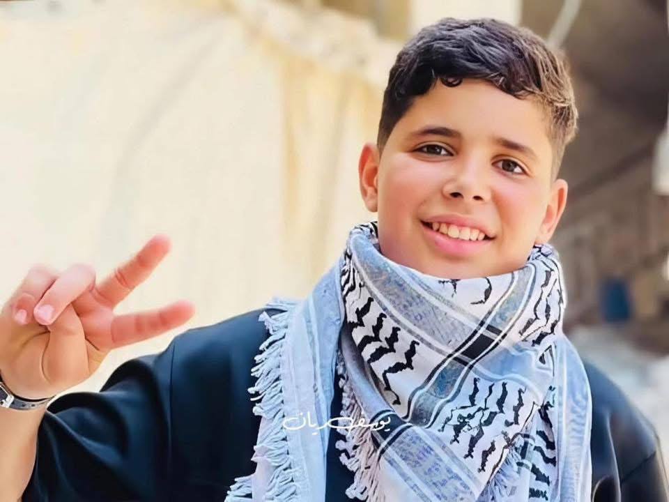 الطفل حسن عياد.. أنشد لصمود غزة من زمن متاريس بيروت الطفل حسن عياد.. أنشد لصمود غزة من زمن متاريس بيروت
