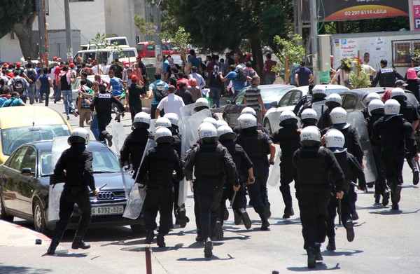 ناشطون: السلطة كانت تقمع المتظاهرين عندما فجر الاحتلال 4 منازل (تقرير)
