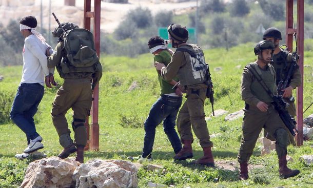 قوات الاحتلال تعتقل 3 فلسطينيين من رام الله والقدس