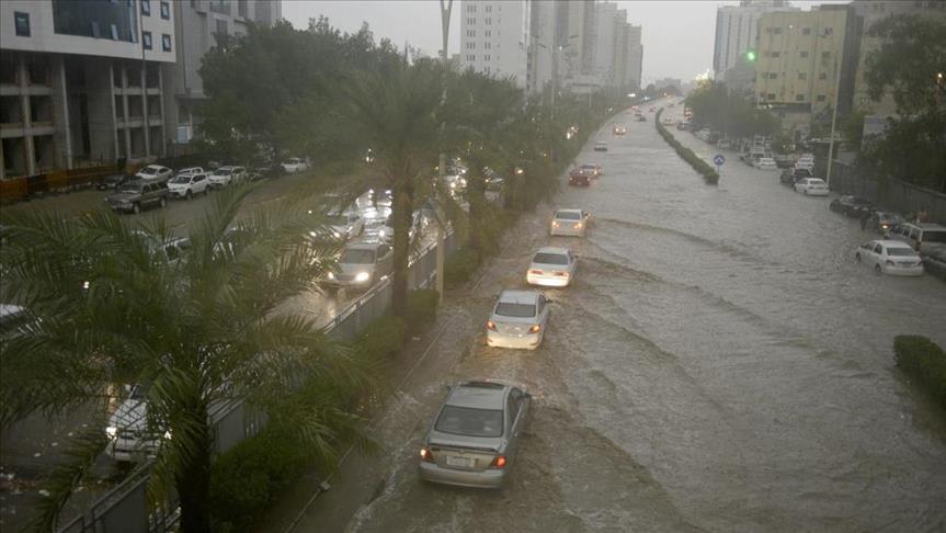 5 وفيات في مكة وجدة بسبب الأمطار الغزيرة
