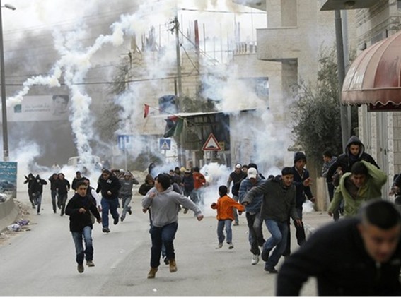 إصابة عشرات الطلاب بالخليل جراء استهداف مدارسهم بقنابل الغاز