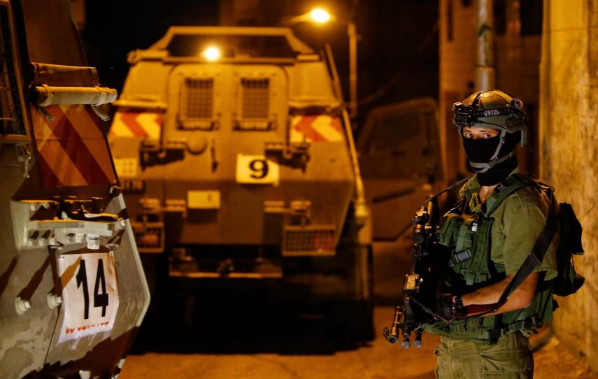 قوات الاحتلال تعتقل 15 فلسطينيًّا جنوب الضفة
