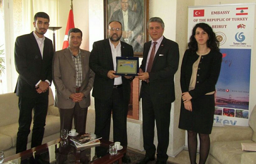 وفد من حماس يزور السفير التركي في بيروت