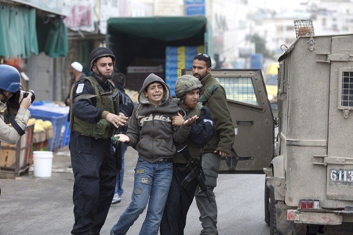 الاحتلال يعتقل طفلاً في الخليل بدعوى محاولة طعن