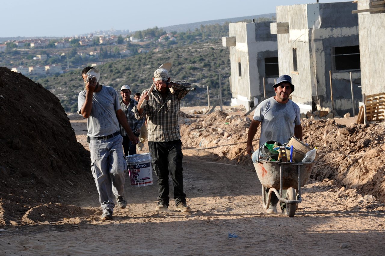 الاحتلال يجمد تصاريح 1200 عامل من الخليل