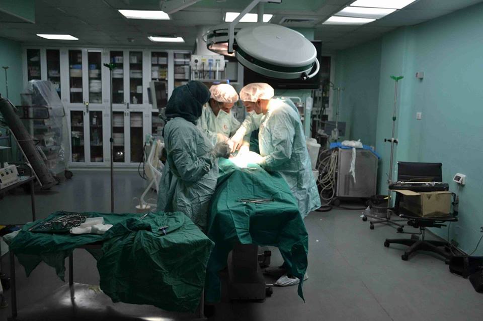 إزالة ورم نادر في القناة الشوكية لمريض بغزة