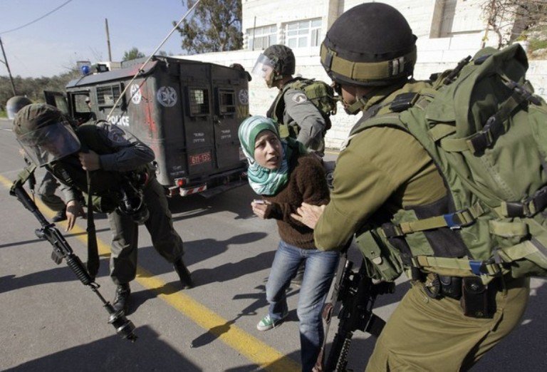 الاحتلال يعتقل فتاة في القدس بزعم حيازتها سكينا