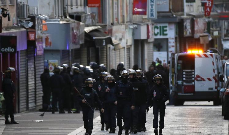 فرنسا تمدد الطوارئ وتمنع التظاهر
