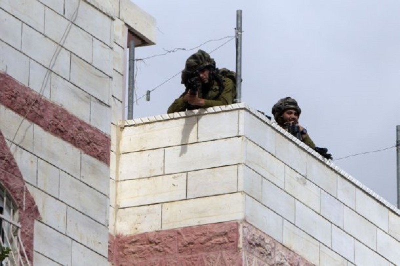 الاحتلال يحول منزلا إلى نقطة مراقبة في رام الله ويسلم إخطارات بسلفيت