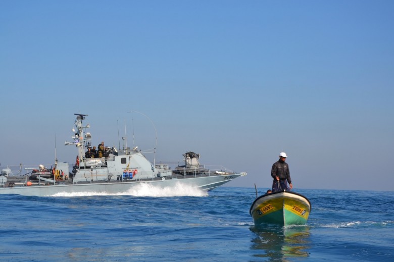 بحرية الاحتلال تستهدف قوارب الصيادين بغزة