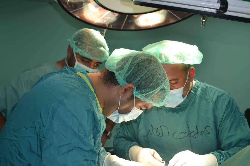 نجاح طريقة جراحية جديدة لتوسيع القناة الشوكية لمريض بغزة