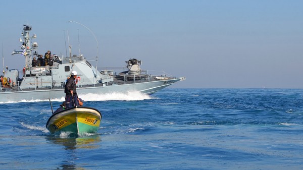 زوارق الاحتلال تستهدف الصيادين في بحر شمال القطاع