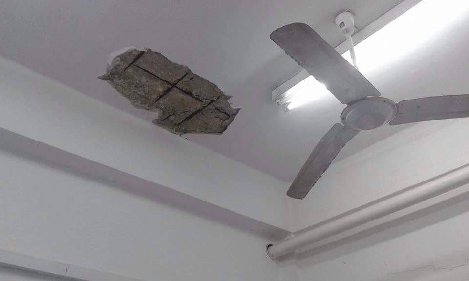 وقف عمل مستشفى الولادة الأكبر بغزة إثر انهيار جزء من سقفه