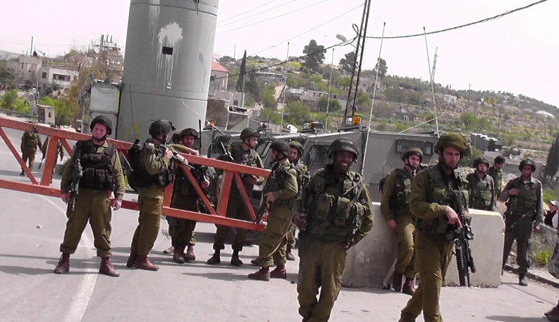 الاحتلال يغلق مدخل الفوار بالخليل ويعرقل حركة المواطنين