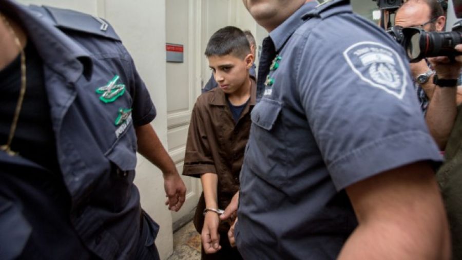 الاحتلال يعتقل محامي الطفل مناصرة
