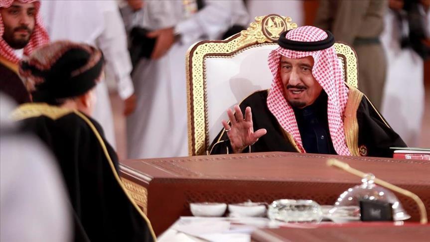 العاهل السعودي يوجه بحزمة إجراءات لدعم اقتصاد مصر