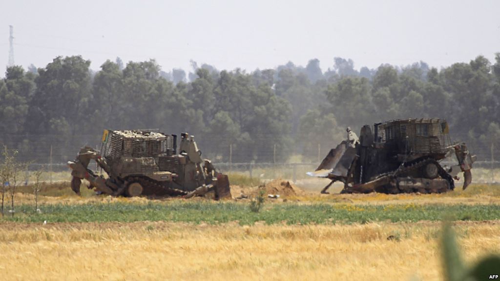 توغل لقوات الاحتلال وسط غزة وتجريف أراضٍ زراعية