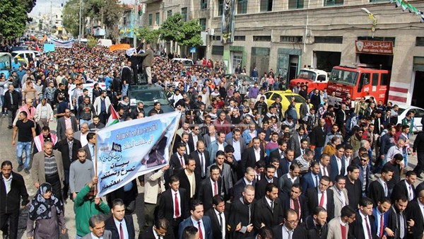 مسيرة بالخليل تطالب بالإفراج عن جثامين الشهداء