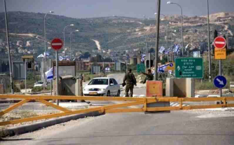 الاحتلال يغلق حاجز بيت فوريك شرق نابلس