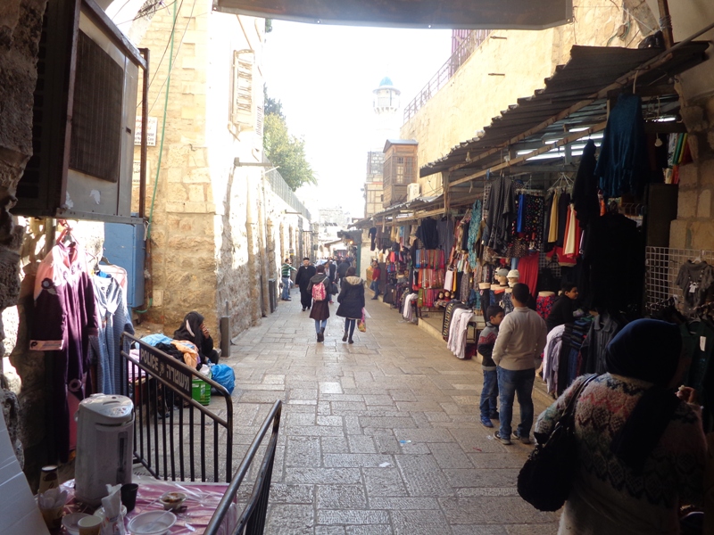 بلدية الاحتلال تواصل ملاحقة التجار في شارع الواد وتخالفهم