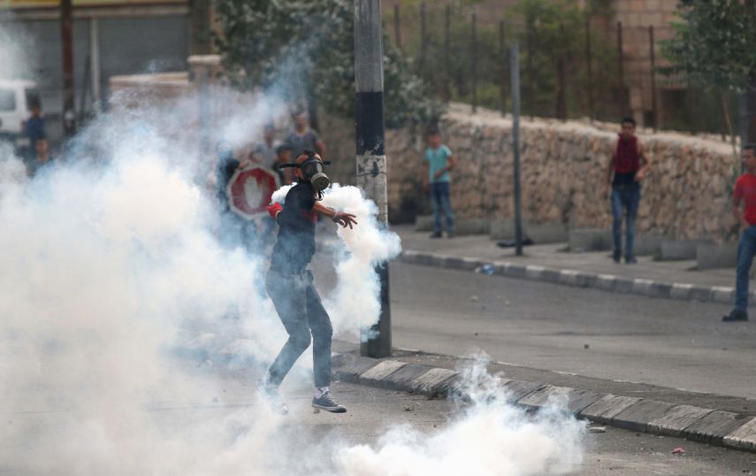 اختناق عشرات الطلبة بغاز أطلقة الاحتلال على مدرستهم بالخليل