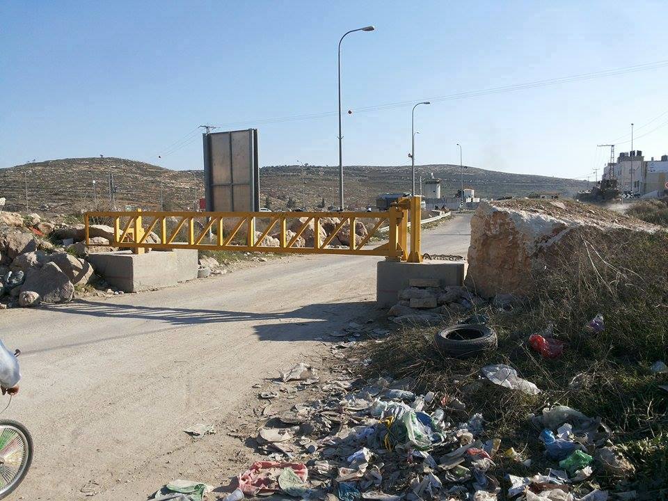 الاحتلال يغلق بوابة الفحص ويقيم حاجزًا على مدخل سعير