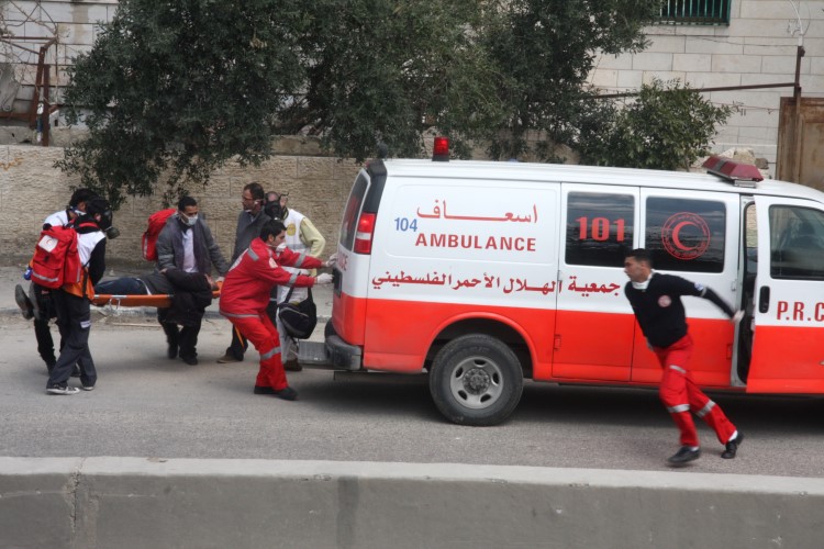 مسؤولة بأمن الاحتلال تعيق سيارة إسعاف تحمل فتى مقدسيا بحالة خطرة