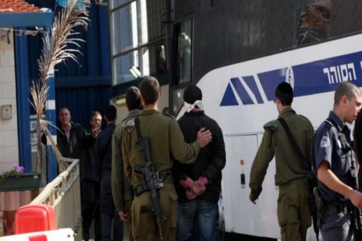 الاحتلال يواصل اعتقال 13 طالبًا لزيارتهم عائلة منتصر شلبي