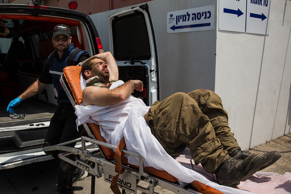 إصابة جنديين صهيونيين رشقًا بالحجارة في القدس والخليل