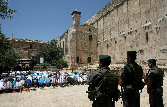 أعمال تجريف إسرائيلية مقابل استراحة الحرم الإبراهيمي