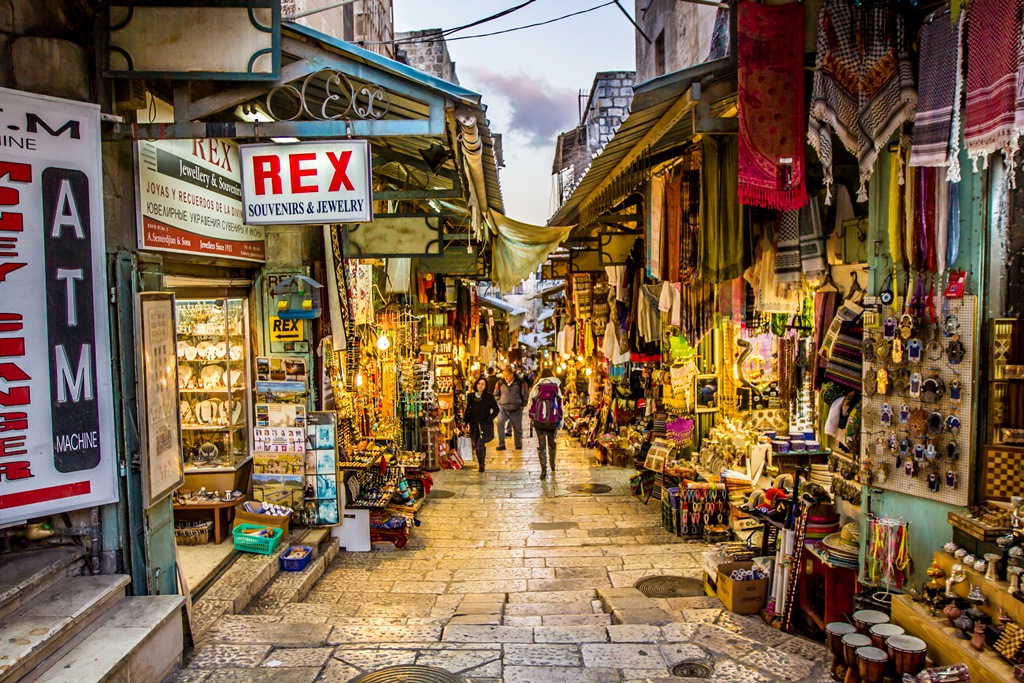 في القدس.. الاحتلال يخنق السياحة ويطارد التجار المقدسيين