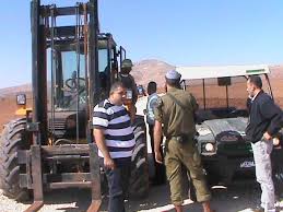 الاحتلال يصادر معدات بناء لمشروع ممول أوروبيًّا في الخليل