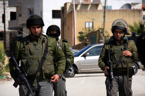 قوات الاحتلال تُطلق النار تجاه الفلسطينيين وسط قطاع غزة