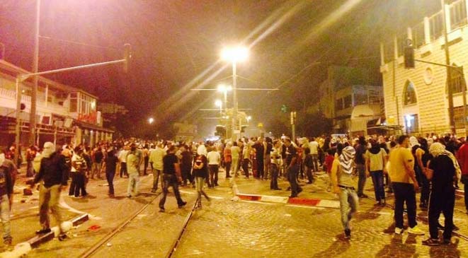 شبان يتصدون لاقتحام الاحتلال منزل الشهيد اسكافي بالقدس