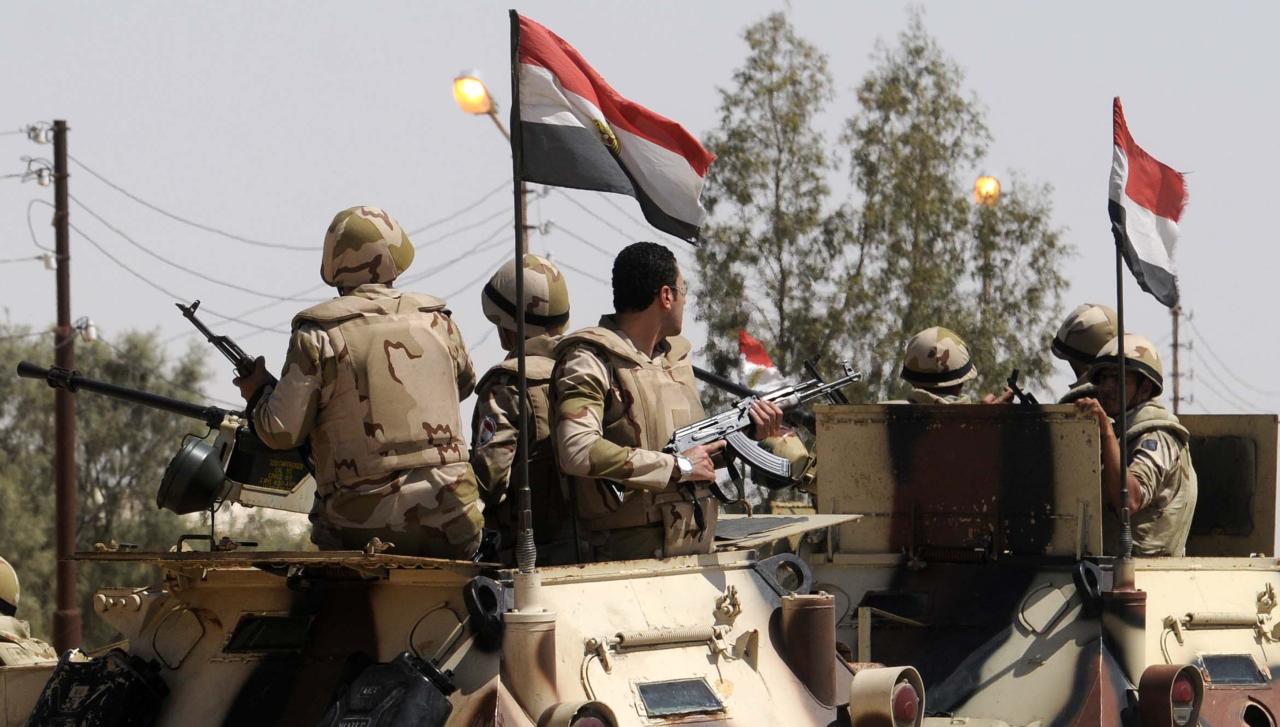 مقتل وإصابة 4 عسكريين في انفجار مدرعة شمال سيناء