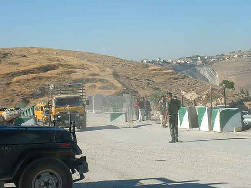 الاحتلال يطلق النار على مركبة فلسطينية عند حاجز الكونتينر