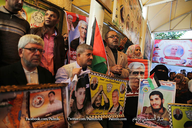 الاعتصام الاسبوعي لأهالي الأسرى داخل مقر الصليب الأحمر