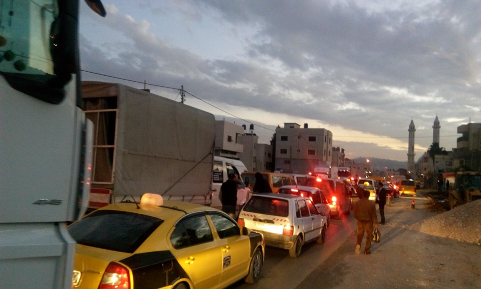 الاحتلال يحتجز المركبات على حاجز عناب قرب طولكرم