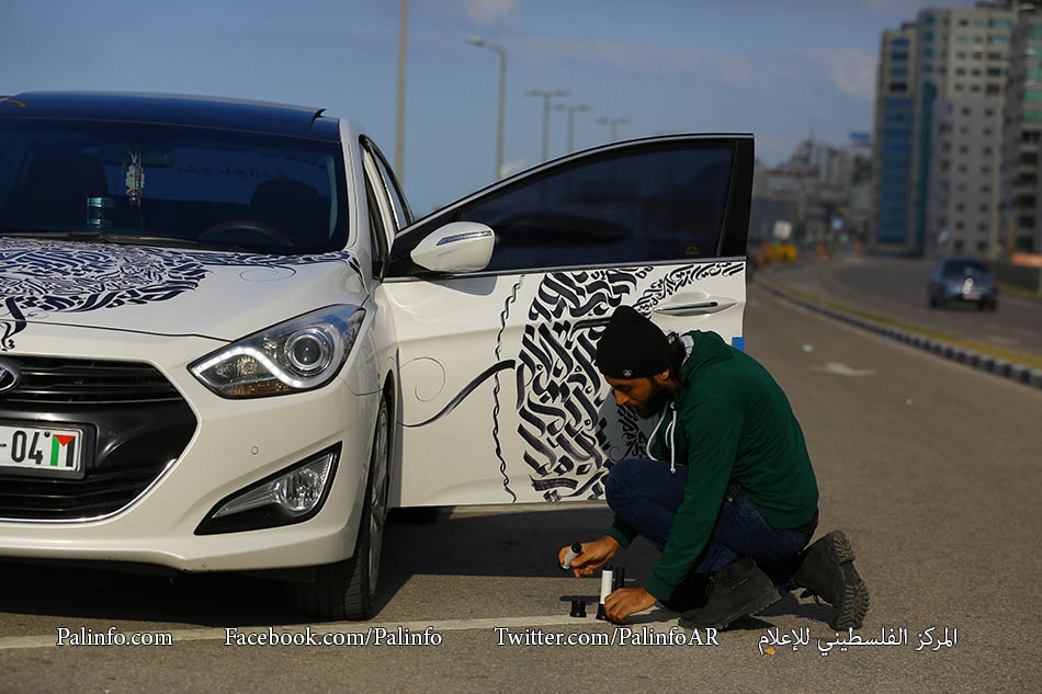 فنان الجرافيتي الفلسطيني بلال خالد يزين إحدى السيارات بغزة بفن الخط