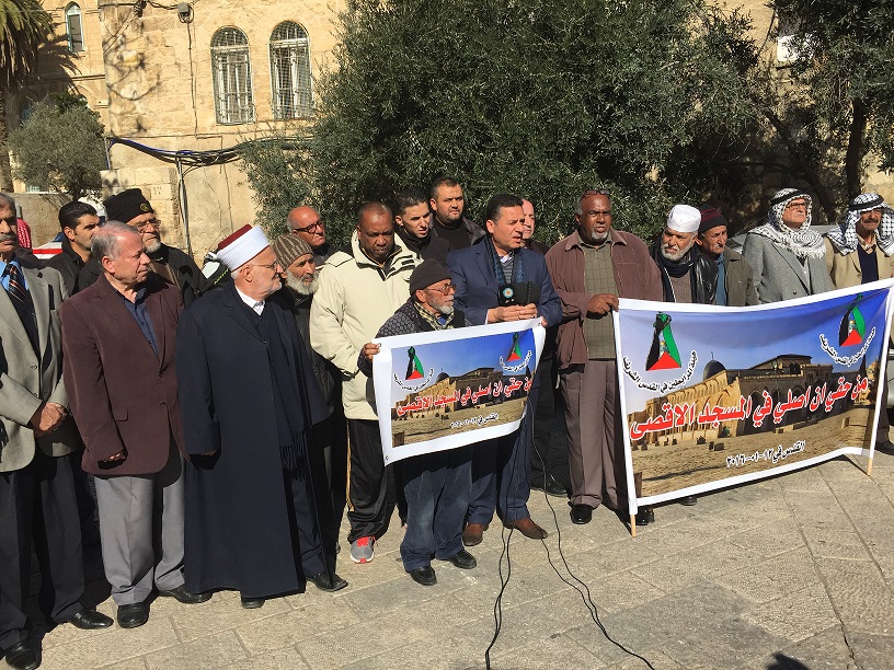الاحتلال يُبعد 6 مقدسيين عن المسجد الأقصى لمدة شهر