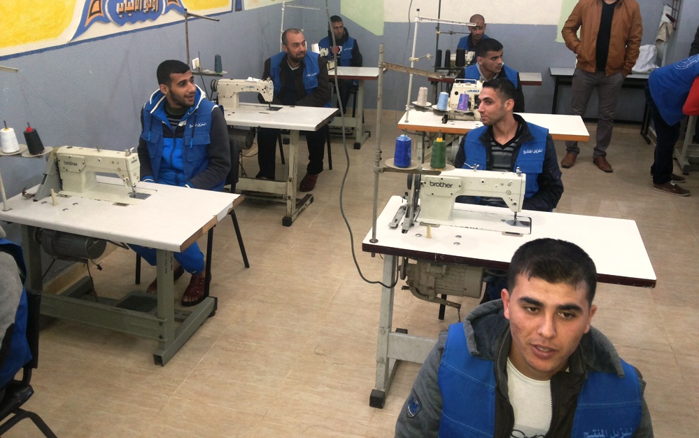 الأول من نوعه.. مصنع خياطة لتأهيل نزلاء سجن بغزة