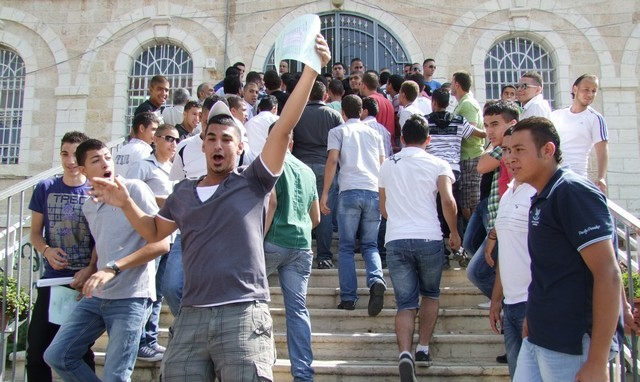 حماس تهنئ الطلبة الناجحين بامتحانات الثانوية العامة