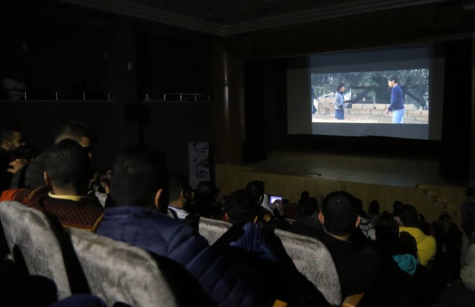 معطف كبير الحجم.. فيلم فلسطيني يتناول قصة تحدٍّ أمام الاحتلال معطف كبير الحجم.. فيلم فلسطيني يتناول قصة تحدٍّ أمام الاحتلال