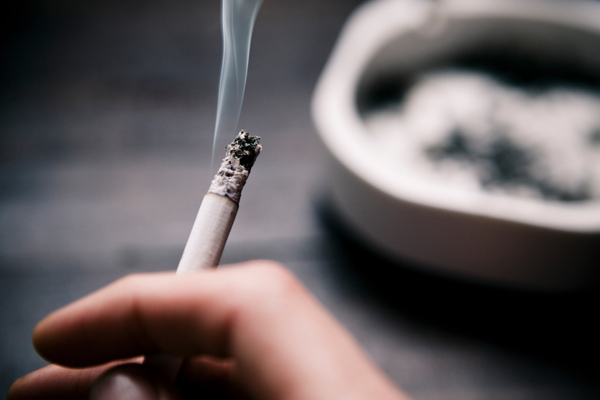 دراسة: التدخين يرتبط بزيادة خطر الإصابة بالخرف