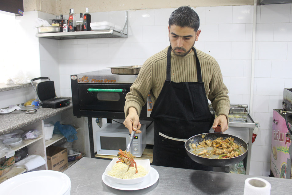 لأول مرة.. المأكولات الصينية تزين مطاعم غزة