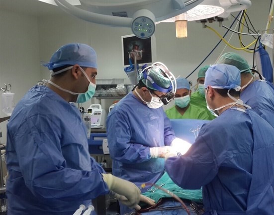 طبيب فلسطيني يجري أول عملية زراعة قلب صناعي في ألمانيا