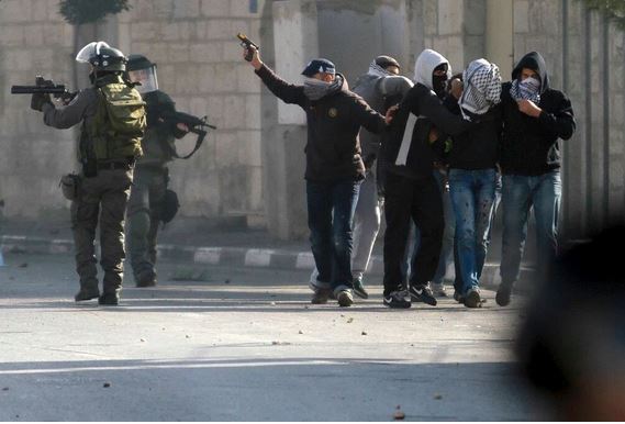 “مستعربون” يختطفون طالبين من أمام مدخل جامعة بيرزيت